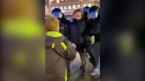 ОМОНОВЕЦ УДАРИЛ ЖЕНЩИНУ В ЖИВОТ (ПОЛНОЕ ВИДЕО)