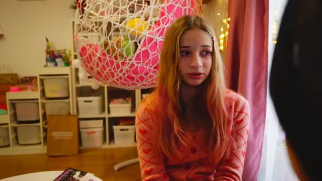 УЭНЗДЕЙ Собирается на БАЛ! Энид помогает ей с выбором наряда! смотреть онлайн