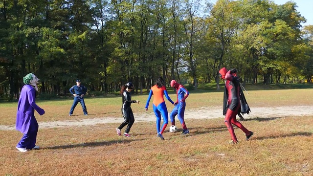 Спайдермену серьезно досталось от Джокера. сможет ли он достойно ответить? супер поединок!!! смотреть онлайн