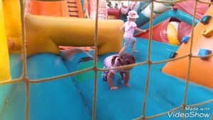 Батут.Огромный батут.Кира в первые на таком большом батуте  Видео для детей