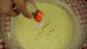 Шарлотка с карамельной корочкой в мультиварке. Оригинальный рецепт
