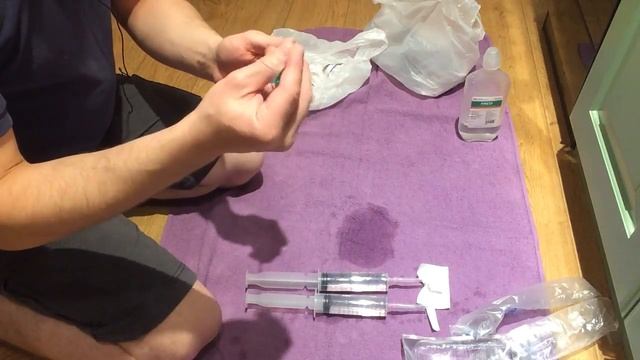 Укол или вливание кошке или коту в холку, если животное обезвожено. Dehydrated cat fluid injection;