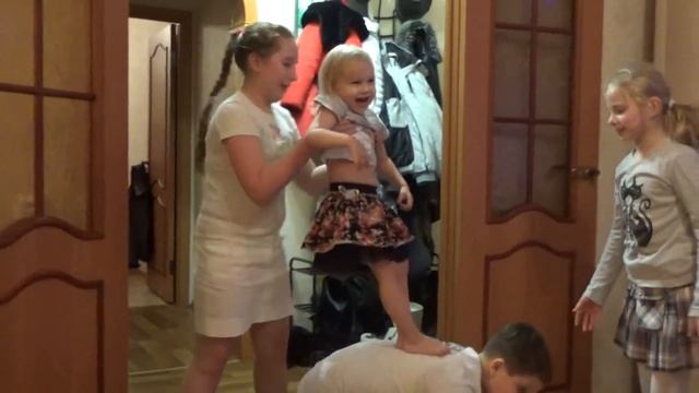 Алиса в гостях у Саши и Кати играет танцует и хулиганит ! смотреть онлайн