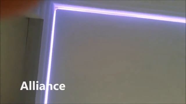 Белый натяжной потолок со светодиодной лентой и точечными светильниками от компании Alliance смотреть онлайн