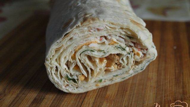 Праздничный рулет из лаваша с яйцами,крабовыми палочками и творожным сыром