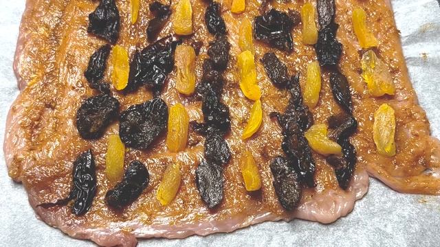 Мясной рулет с начинкой из чернослива и кураги. ?? смотреть онлайн