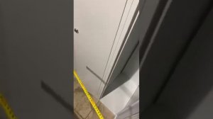 Металлический шкаф для одежды и документов
