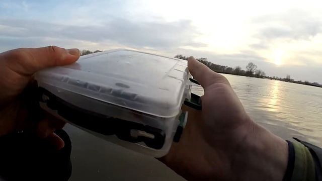 Судак под закат с берега на воблер, весной на Москве реке. смотреть онлайн