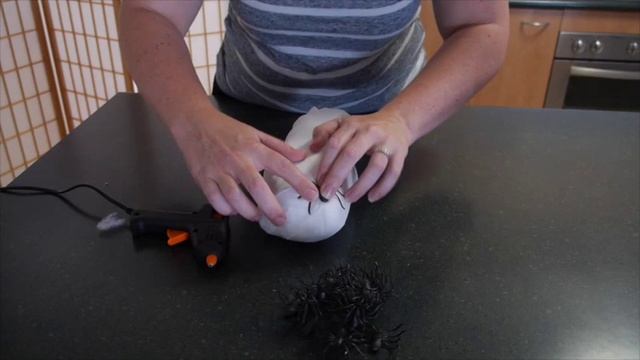 Spider Sacks - Easy Halloween Decorations смотреть онлайн