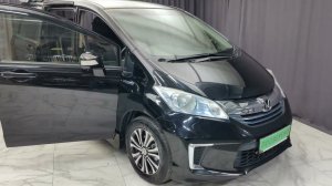 Обзор Honda Freed hybrid 2014 года