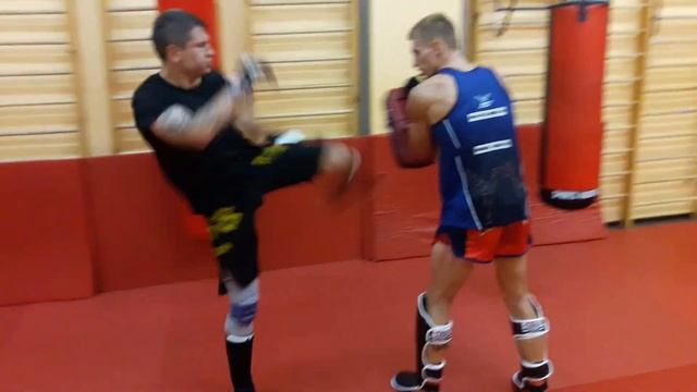 Thaiboxing. Работа на падах смотреть онлайн