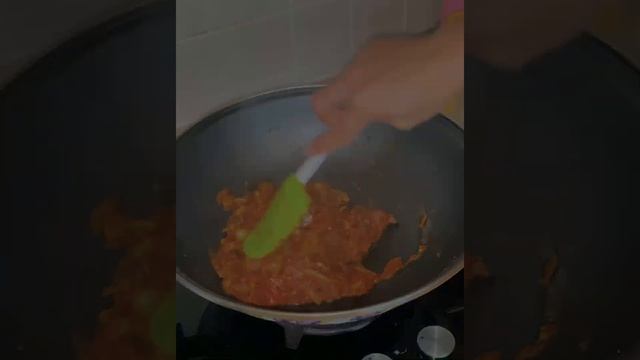 Рассыпчатый рис и сочный гарнир отлично подойдёт для семейного ужина