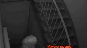 Уборщица в хиджабе испражняется в подъезде