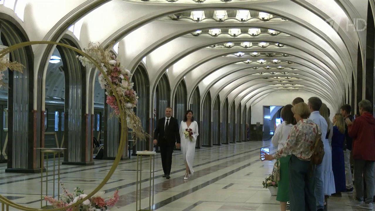 Этой ночью в Москве несколько пар расписались на станции метро "Маяковская"