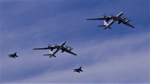 Бомбардировщики и истребители пролетели в небе над Невой, Санкт-Петербург, 28 июля 2022.