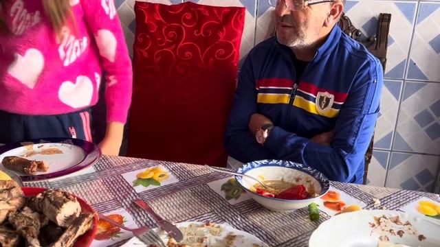 PATROANA O PUNE PE ANCA SA SPELE PE JOS DUPĂ MIZERIA CU PORCII | ȘATRA DIN STREHAIA ESTE DEVASTATĂ! смотреть онлайн