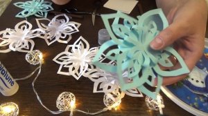 #новогодниеукрашения #снежинкиизбумаги Новогодние украшения. Снежинки из бумаги.Снег из ваты.