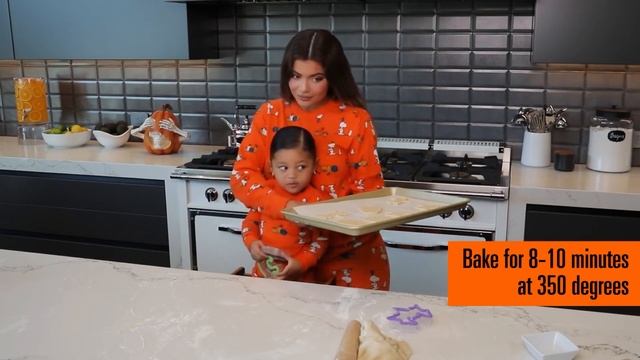 Кайли Дженнер и Сторми делают ПЕЧЕНЬКИ К ХЕЛЛОУИНУ| HALLOWEEN EDITION