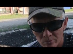 Делаю дорожку из крошек асфальта спереди брусчатки..