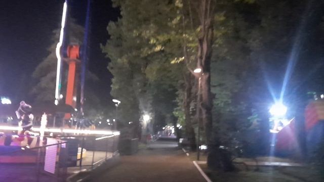 Ночью парк Ривьера после закрытия в городе Сочи ночью летом в центральных Сочах прогулка