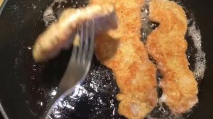 Свиные отбивные, тоненькие в кляре/Pork chops, thin in batter.