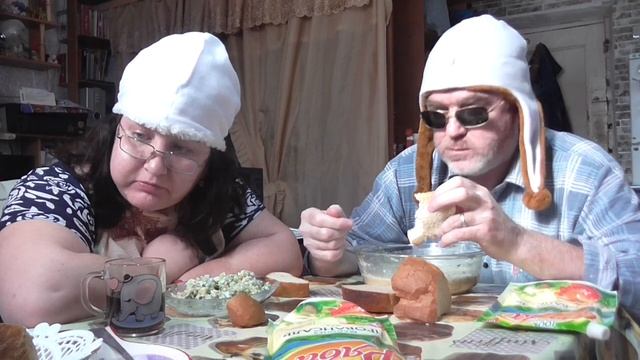 MUKBANG RUSSIAОКРОХОСАЛАТточнее ХОЛОДНЫЙ СУП ГУРМАНИЯнедоОЛИВЬЕ и белые шапочки...