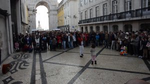 Уличный музыкант в Лиссабоне 