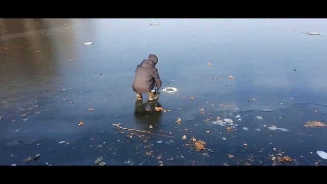 ВЛОГ Гуляем на озере Балтым Серёга измеряет толщину льда Елена и Сергей Бородины смотреть онлайн