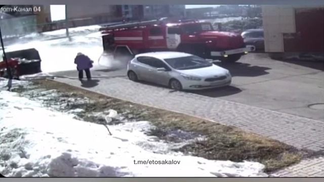 Шланг вырвало из рук пожарного в Томске смотреть онлайн