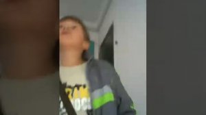 Хенкок спит в подъезде.