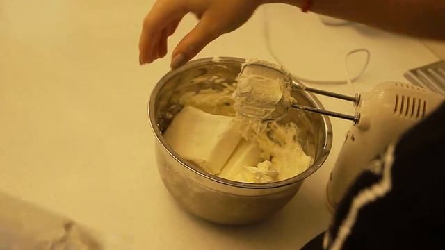 вкусный персиковый торт/очень нежный/творожно-сливочный крем