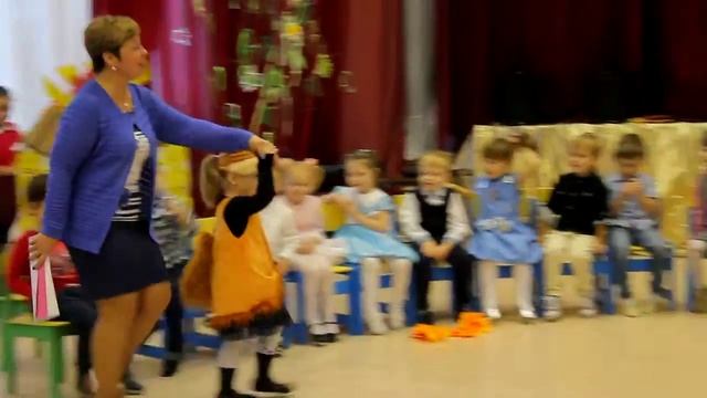 Dominica Праздник осени в детском саду. Веселая белочка Милена пришла на праздник смотреть онлайн