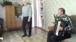 Дед исполняет танец «Яблочко»