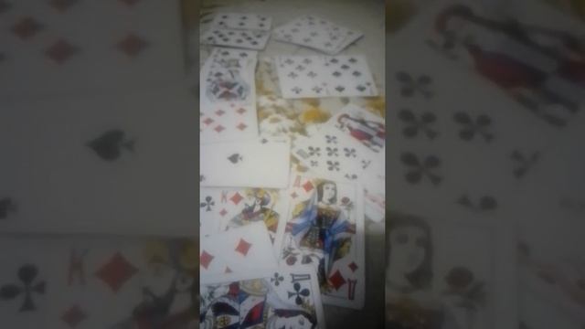что он делает сейчас? И что его окружает и кто рядом с ним? ( образец)