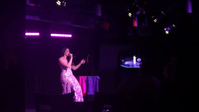 Chandelier Sia- Laura Wright смотреть онлайн