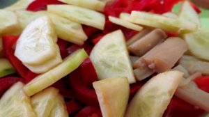 Салат из болгарского перца, маринованных грибов и огурца