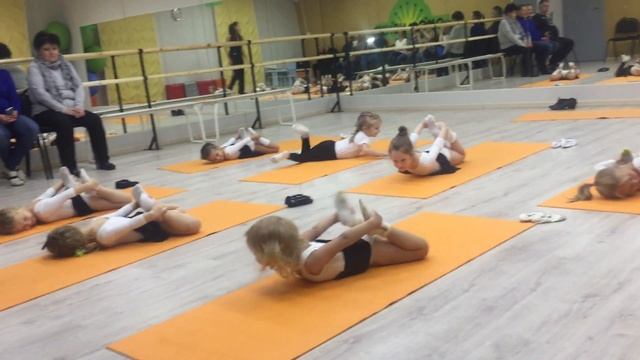 Бэби дэнс (растяжка) с Кариной Корепановой смотреть онлайн