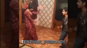 Цыганские приколи)) Цыганская девочка танцует с братом!
