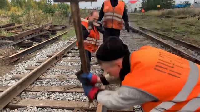 Сравнение работы по зашивке костылей между молодым работником и профессионалом