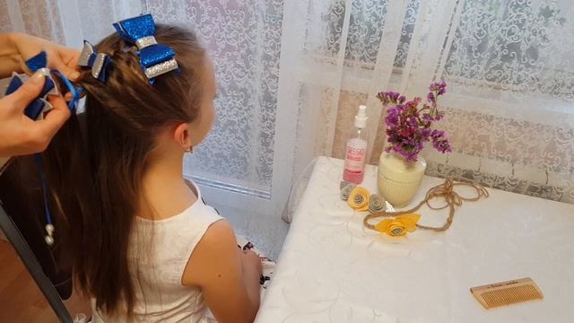 Как вплести ленточку с бантиками в косичку.