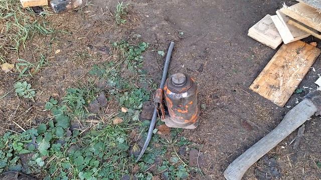 ФУНДАМЕНТ ЛОПНУЛ, ДОМ САДИТСЯ В ЗЕМЛЮ. ЧТО ДЕЛАТЬ? ПОДНИМАЕМ ДОМ ДОМКРАТОМ, УСИЛИВАЕМ ФУНДАМЕНТ ДОМ смотреть онлайн