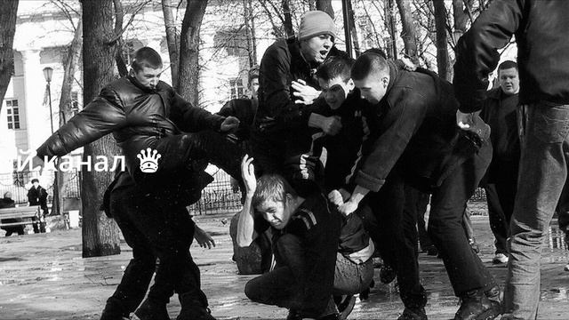 Тихо стонет он помощи прося