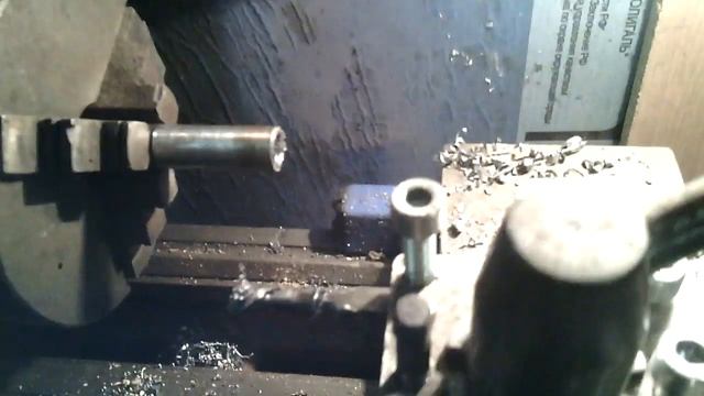 Нарезаем резцом левую внутреннюю резьбу на ТВ4. Крайний проход смотреть онлайн