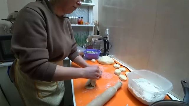 Сделали тесто и нажарили пирожки смотреть онлайн