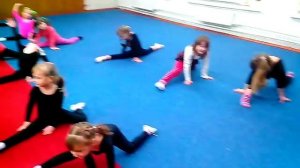 Растягиваем шпагат - дети 3-5 лет