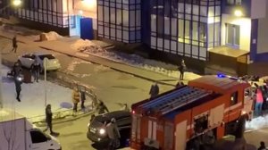 Жители Кудрово руками растаскивали машины, чтобы проехала пожарная