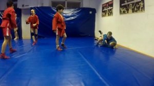 САМБО - ОТРАБОТКА БРОСКОВ В БОРЬБЕ [Самбо дети]