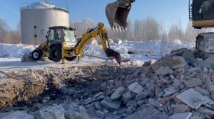 Экскаватор погрузчик с гидромолотом