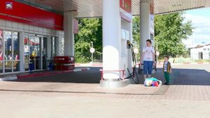 Илья и папа ОСТАЛИСЬ БЕЗ МАШИНЫ. Нам ПОМОЖЕТ Лего Заправка и Автомастерская 60132