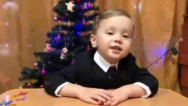 Малыш говорит речь на новый год